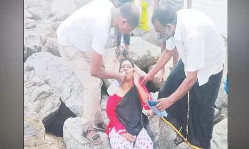 தொழிலில் நஷ்டம் ஏற்பட்டதால் கடலில் குதித்து தற்கொலைக்கு முயன்ற கணவன்-மனைவி மீட்பு