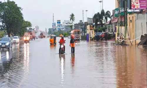 கிளாம்பாக்கம் பஸ் நிலையம் எதிரே ஜி.எஸ்.டி. சாலையில் ஆறு போல் பெருக்கெடுத்து ஓடிய மழைநீரால் பொதுமக்கள் அவதி