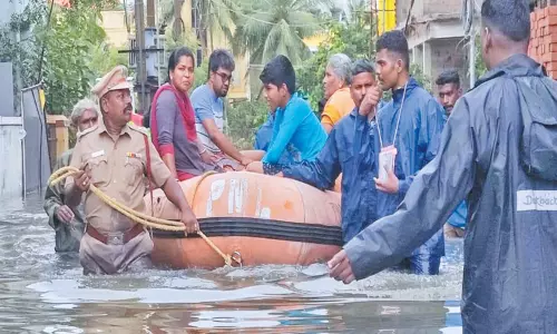 முகலிவாக்கம் பகுதியில் மழைநீர் தேங்கியதால் ஒருநாள் முழுவதும் வீட்டுக்குள் முடங்கி இருந்தோம் - பாதிக்கப்பட்ட பொதுமக்கள்