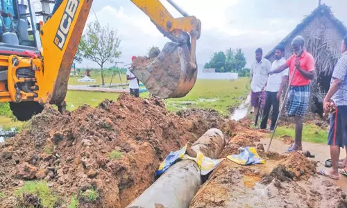 மாடம்பாக்கம் ஊராட்சியில் குடியிருப்பு பகுதியில் தேங்கி நிற்கும் மழை நீரை வெளியேற்றி கால்வாய்கள் சீரமைப்பு