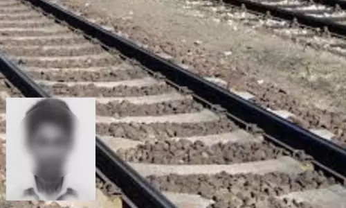 வகுப்பறையில் செல்போன் பயன்படுத்தியதற்காக ஆசிரியர் திட்டியதால் மனஉளைச்சல் - ரெயில் முன் பாய்ந்து பாலிடெக்னிக் மாணவன் தற்கொலை வகுப்பறையில் செல்போன் பயன்படுத்தியதற்காக ஆசிரியர் திட்டியதால் மனஉளைச்சல் - ரெயில் முன் பாய்ந்து பாலிடெக்னிக் மாணவன் தற்கொலை