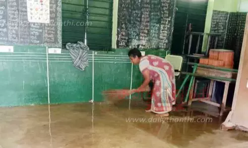 வகுப்பறைக்குள் ஒழுகும் மழைநீரால் மாணவர்கள் அவதி