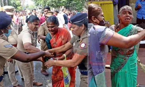 2 பெண்கள் தீக்குளிக்க முயற்சி