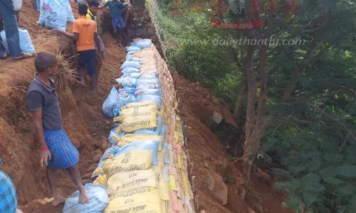 கொல்லிமலை மாற்றுப்பாதையில்  கனமழைக்கு தடுப்பு சுவர் சரிந்து விழுந்தது