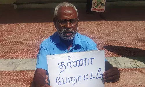 கலெக்டர் அலுவலகத்தில் முதியவர் தர்ணா கலெக்டர் அலுவலகத்தில் முதியவர் தர்ணா