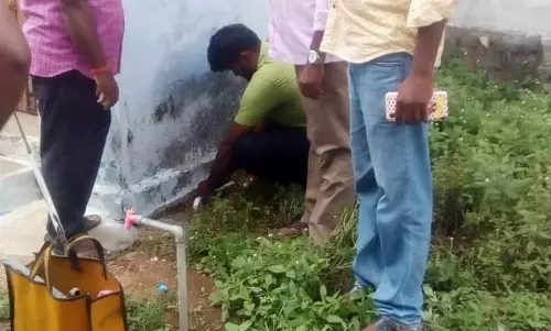 குடிநீர்க் கட்டணம் செலுத்தாததால் 5 வீடுகளின் குடிநீர் இணைப்புகளை நகராட்சி ஊழியர்கள் துண்டிப்பு