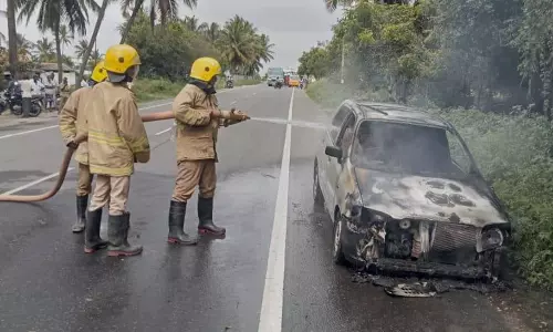 நடுரோட்டில் கார் தீப்பற்றி எரிந்ததில் அதிர்ஷ்டவசமாக தம்பதி உயிர் தப்பினர்