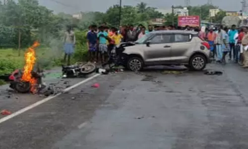 மோட்டார் சைக்கிள்கள் மீது கார் மோதல்; மின்சார ஸ்கூட்டர் தீப்பற்றியதால் பரபரப்பு