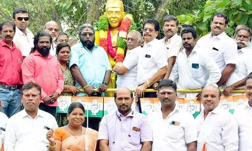 நேரு சிலைக்கு காங்கிரஸ் கட்சியினர் மாலை