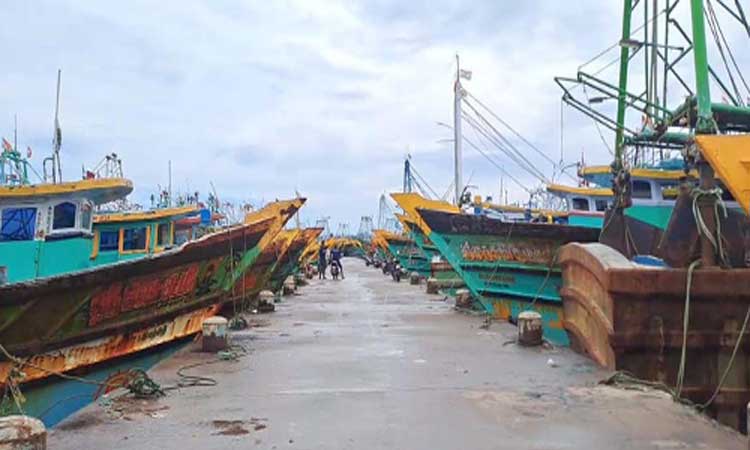 sea rage: 15 thousand fishermen did not go to sea | கடல் சீற்றம்: 15 ...