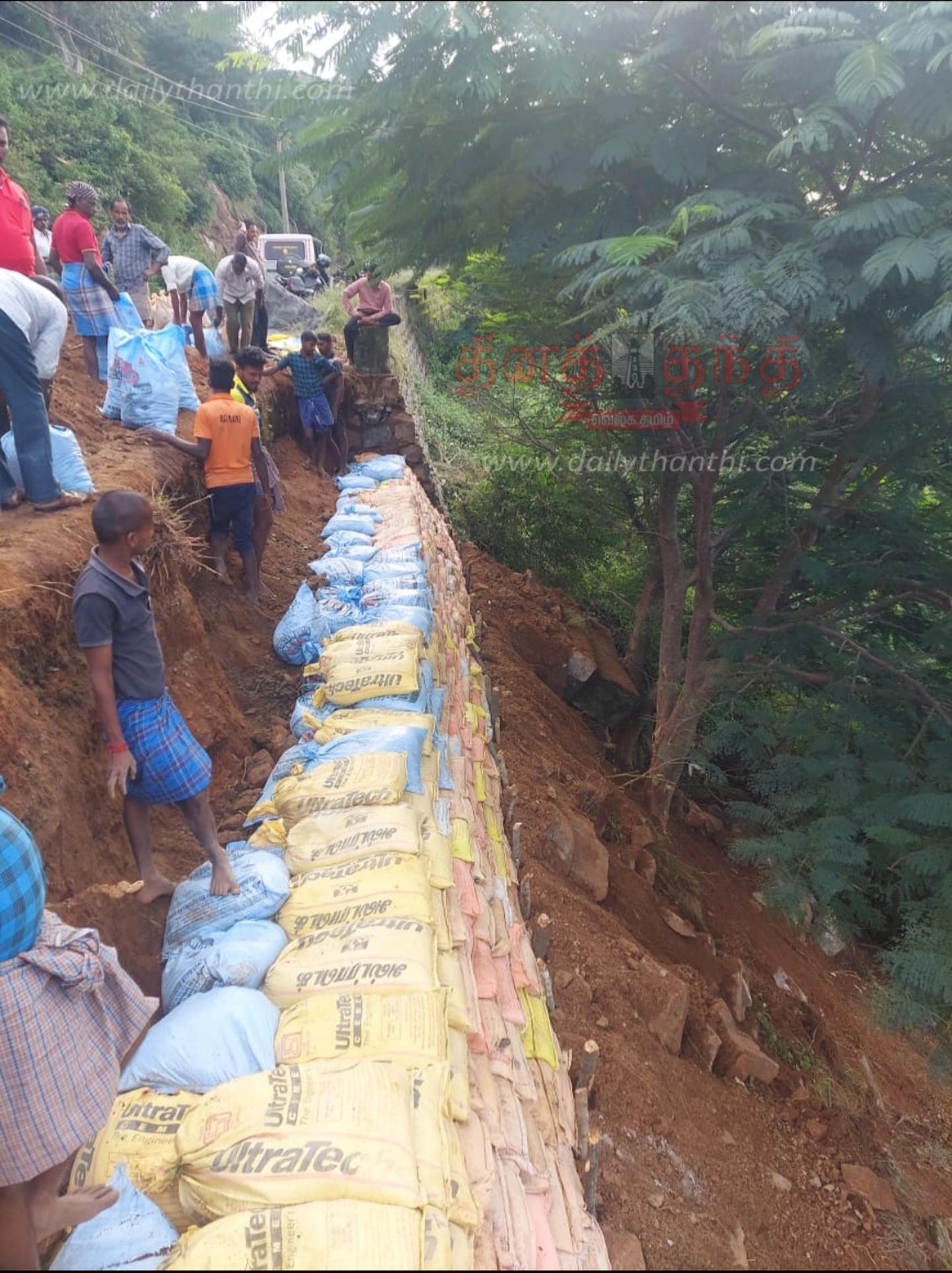 wall fall down கொல்லிமலை மாற்றுப்பாதையில் கனமழைக்கு தடுப்பு சுவர்