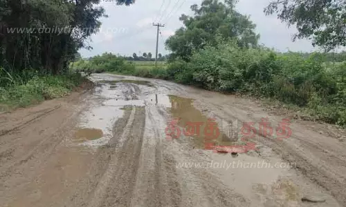 சேறும், சகதியுமான சாலையால் வாகன ஓட்டிகள் அவதி சேறும், சகதியுமான சாலையால் வாகன ஓட்டிகள் அவதி