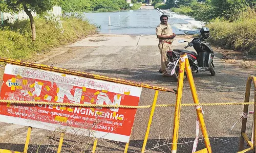 ஆரணி ஆற்றில் உள்ள புதுப்பாளையம்-அஞ்சாத்தம்மன் கோவில் தரைப்பாலம் நீரில் மூழ்கியது; 25 கிராமங்கள் துண்டிப்பு