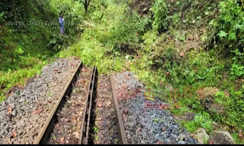 ரெயில் பாதையில் மண் சரிவு ரெயில் பாதையில் மண் சரிவு