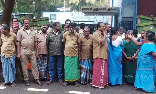3 மாதமாக சம்பளம் வழங்காததால் தூய்மை பணியாளர்கள் முற்றுகை போராட்டம் 3 மாதமாக சம்பளம் வழங்காததால் தூய்மை பணியாளர்கள் முற்றுகை போராட்டம்