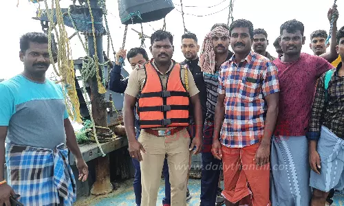 ராமேசுவரத்தில் பாதுகாப்பு ஒத்திகை நடத்திய கடலோர போலீசார் ராமேசுவரத்தில் பாதுகாப்பு ஒத்திகை நடத்திய கடலோர போலீசார்