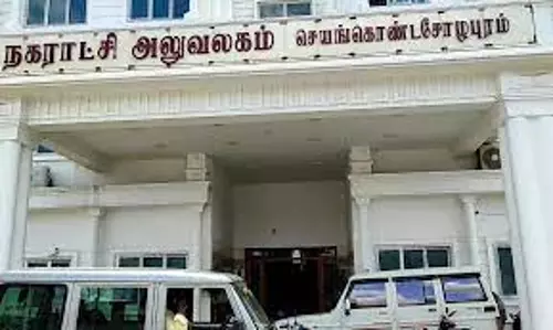 பாதுகாப்பு உபகரணங்கள் இன்றி கழிவுநீர் வாய்க்காலை சுத்தம் செய்யும் பணி பாதுகாப்பு உபகரணங்கள் இன்றி கழிவுநீர் வாய்க்காலை சுத்தம் செய்யும் பணி