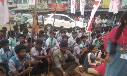 இந்திய மாணவர் சங்கத்தினர்  மறியல்