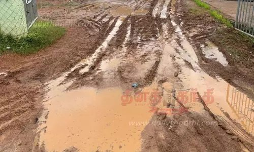 சேறும், சகதியுமாக காட்சியளிக்கும் நெல் கொள்முதல் நிலைய வளாகம்