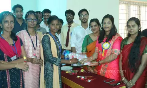 நெல்லை அரசு மருத்துவக்கல்லூரியில் முதலாம் ஆண்டு வகுப்புகள் தொடக்கம்; மாணவ-மாணவிகளை பூக்கள் கொடுத்து வரவேற்றனர் நெல்லை அரசு மருத்துவக்கல்லூரியில் முதலாம் ஆண்டு வகுப்புகள் தொடக்கம்; மாணவ-மாணவிகளை பூக்கள் கொடுத்து வரவேற்றனர்