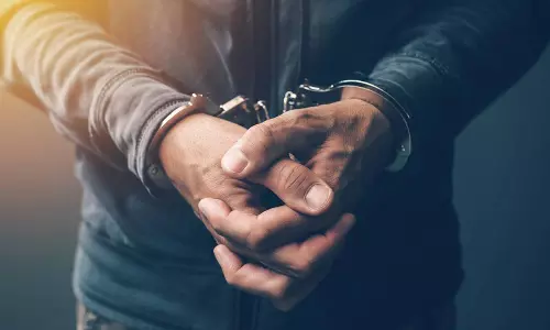 வழிப்பறியில் ஈடுபட்ட 2 பேர் கைது வழிப்பறியில் ஈடுபட்ட 2 பேர் கைது