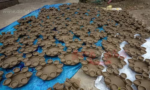 அகல்விளக்குகள் தயாரிக்கும் பணி மும்முரம் அகல்விளக்குகள் தயாரிக்கும் பணி மும்முரம்