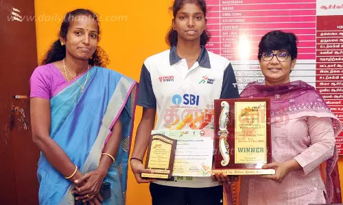 ஈரோடு அரசு விளையாட்டு விடுதி கைப்பந்து வீராங்கனைக்கு பாராட்டு