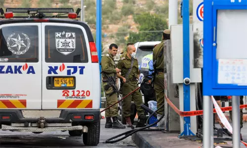 இஸ்ரேலில் கத்திக்குத்து; 2 பேர் சாவு - தாக்குதல் நடத்திய பாலஸ்தீன வாலிபர் சுட்டுக்கொலை