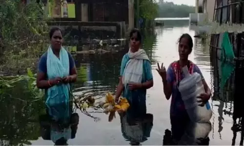 சென்னையில் பல்வேறு தெருக்களில் சூழ்ந்துள்ள மழை நீரால் பொதுமக்கள் தவிப்பு...!