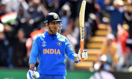 இந்திய அணியின் பயிற்சியாளராக தோனி தான் எனது முதல் தேர்வு- முன்னாள் பாக். வீரர் கருத்து