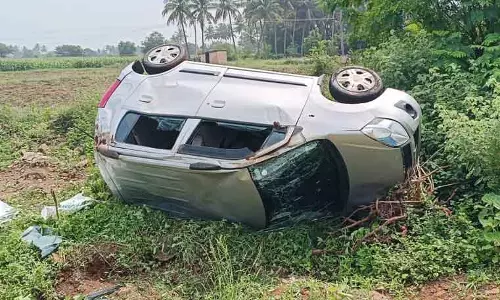 தலைகுப்புற கவிழ்ந்த கார்