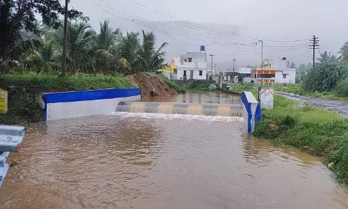 பலத்த மழையால் ஊருக்குள் வெள்ளம் புகுந்தது பலத்த மழையால் ஊருக்குள் வெள்ளம் புகுந்தது