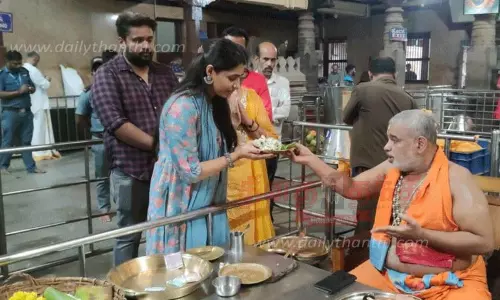 நடிகை சப்தமி கவுடா,  துர்கா பரமேஸ்வரி கோவிலில் சாமி தரிசனம்