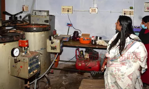 நாமக்கல்  உயிரியல் கட்டுப்பாட்டு ஆய்வகத்தில்   கலெக்டர் ஆய்வு