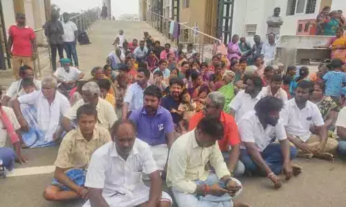 கரூரில், விஷவாயு தாக்கி 3 பேர் சாவு: நிவாரணம் வழங்கக்கோரி தர்ணா கரூரில், விஷவாயு தாக்கி 3 பேர் சாவு: நிவாரணம் வழங்கக்கோரி தர்ணா