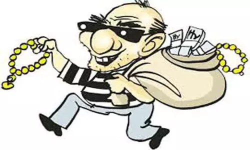 பவானி அருகே அடுத்தடுத்து சம்பவம்  2 கோவில்களின் பூட்டை உடைத்து நகை-பணம் கொள்ளை