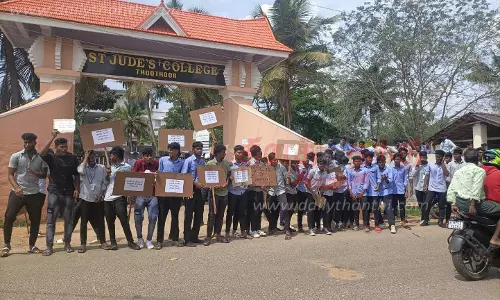 கல்லூரி மாணவர்கள் வகுப்பை புறக்கணித்து ஆர்ப்பாட்டம் கல்லூரி மாணவர்கள் வகுப்பை புறக்கணித்து ஆர்ப்பாட்டம்