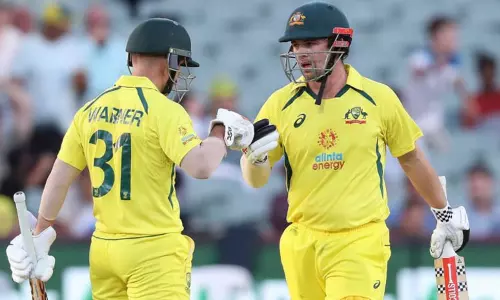 முதல் ஒருநாள் போட்டி: வார்னர், ஸ்மித் அதிரடி- இங்கிலாந்தை வீழ்த்தி ஆஸ்திரேலியா அபார வெற்றி முதல் ஒருநாள் போட்டி: வார்னர், ஸ்மித் அதிரடி- இங்கிலாந்தை வீழ்த்தி ஆஸ்திரேலியா அபார வெற்றி