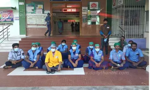 சம்பள உயர்வு கேட்டு ஒப்பந்த தொழிலாளர்கள் தர்ணா போராட்டம் சம்பள உயர்வு கேட்டு ஒப்பந்த தொழிலாளர்கள் தர்ணா போராட்டம்