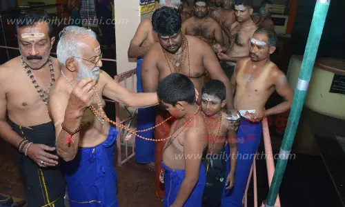 அய்யப்ப பக்தர்கள் துளசி மாலை அணிந்து விரதம் தொடங்கினர்