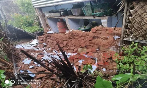 ஆனைமலை பகுதியில் பலத்த மழையால் வீடு இடிந்து விழுந்தது  மழைநீருடன் கழிவுநீர் வீடுகளுக்குள் புகுந்ததால் பொதுமக்கள் அவதி