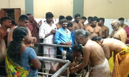 கார்த்திகை மாத பிறப்பையொட்டி அய்யப்பன் கோவிலில் சிறப்பு வழிபாடு-பக்தர்கள் மாலை அணிந்து விரதம் தொடங்கினர்