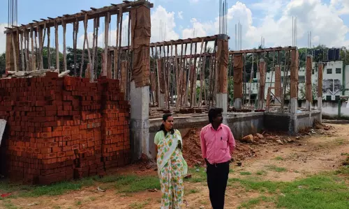 நகராட்சி பெண்கள் மேல்நிலைப்பள்ளி வளாகத்தில் ரூ.1¾ கோடியில் அறிவுசார் மையம் கட்டும் பணி -அதிகாரிகள் ஆய்வு