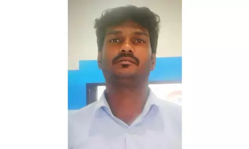 திண்டிவனத்தில்    லாரி மோதி வாலிபர் சாவு    குழந்தைகளை பள்ளியில் விட்டு திரும்பிய போது விபத்து