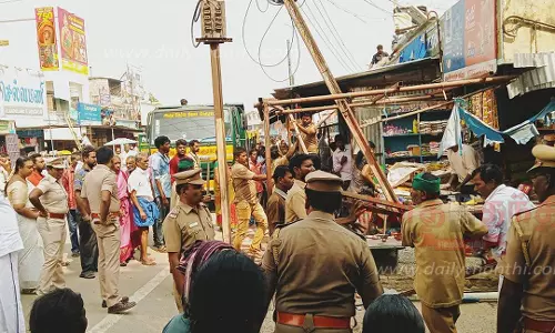 அரூர் பஸ் நிலையத்தில் ஆக்கிரமிப்புகள் அகற்றம்