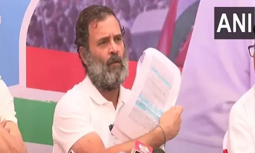 சிறை பயத்தால் மன்னிப்பு கடிதம் எழுதியதோடு வீரசாவர்க்கர் ஆங்கிலேய அரசுக்கு உதவினார் - ராகுல்காந்தி சிறை பயத்தால் மன்னிப்பு கடிதம் எழுதியதோடு வீரசாவர்க்கர் ஆங்கிலேய அரசுக்கு உதவினார் - ராகுல்காந்தி