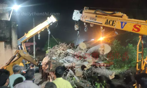 200 ஆண்டுகள் பழமையான ஆலமரம் வேருடன் அகற்றம் 200 ஆண்டுகள் பழமையான ஆலமரம் வேருடன் அகற்றம்