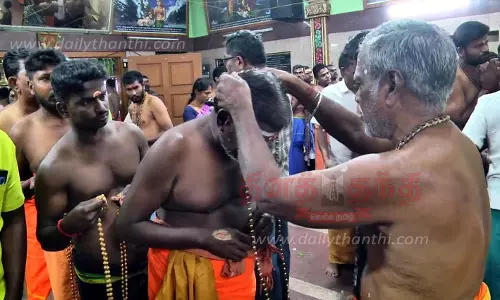 கார்த்திகை மாத பிறப்பையொட்டி  மாலை அணிந்த அய்யப்ப பக்தர்கள்