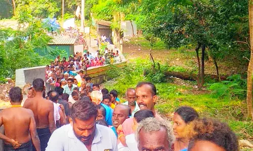 ஆயிரக்கணக்கான பக்தர்கள் புனித நீராடினர்