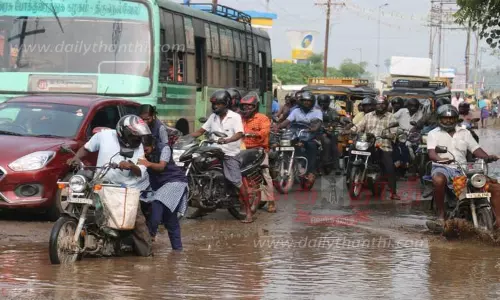 சேதம் அடைந்த சாலையால் போக்குவரத்து பாதிப்பு; அச்சத்துடன் செல்லும் வாகன ஓட்டிகள்